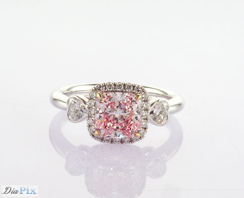 Custom Lab Grown Diamant Ringe 3 Stein Stil Hauptstein 1.61ct Fancy Pink Kissen Schnitt