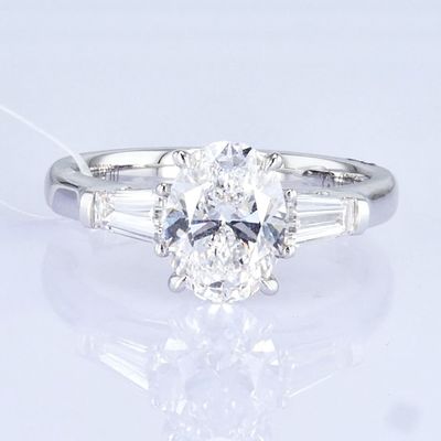 18k Weiß Lab Grown Diamant Ring Drei Steine Design 1ct+ D VVS2 Klassik Design Oval Form