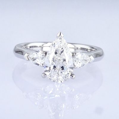 Klassischer Design Birnenform Diamant Ring Drei Steine Stil Weiß Labor gewachsen Diamant Ring
