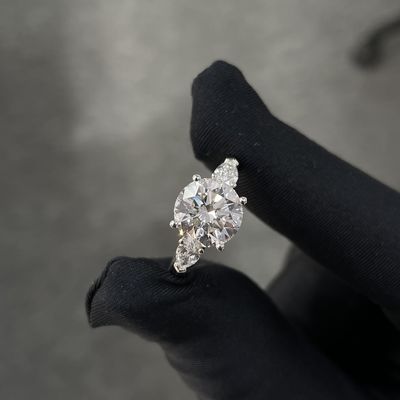 Laborgewachsene Diamantringe 3,01ct CVD Weiß F VS2 Drei-Stein-Stil rund